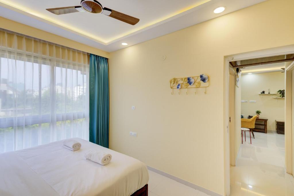 Postel nebo postele na pokoji v ubytování Luxe 2BHK 10min from GOI airport with Pool access
