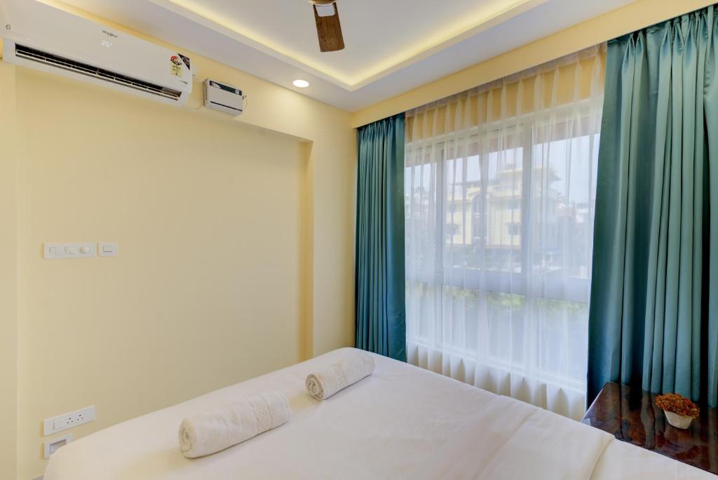 Postel nebo postele na pokoji v ubytování Luxe 2BHK 10min from GOI airport with Pool access