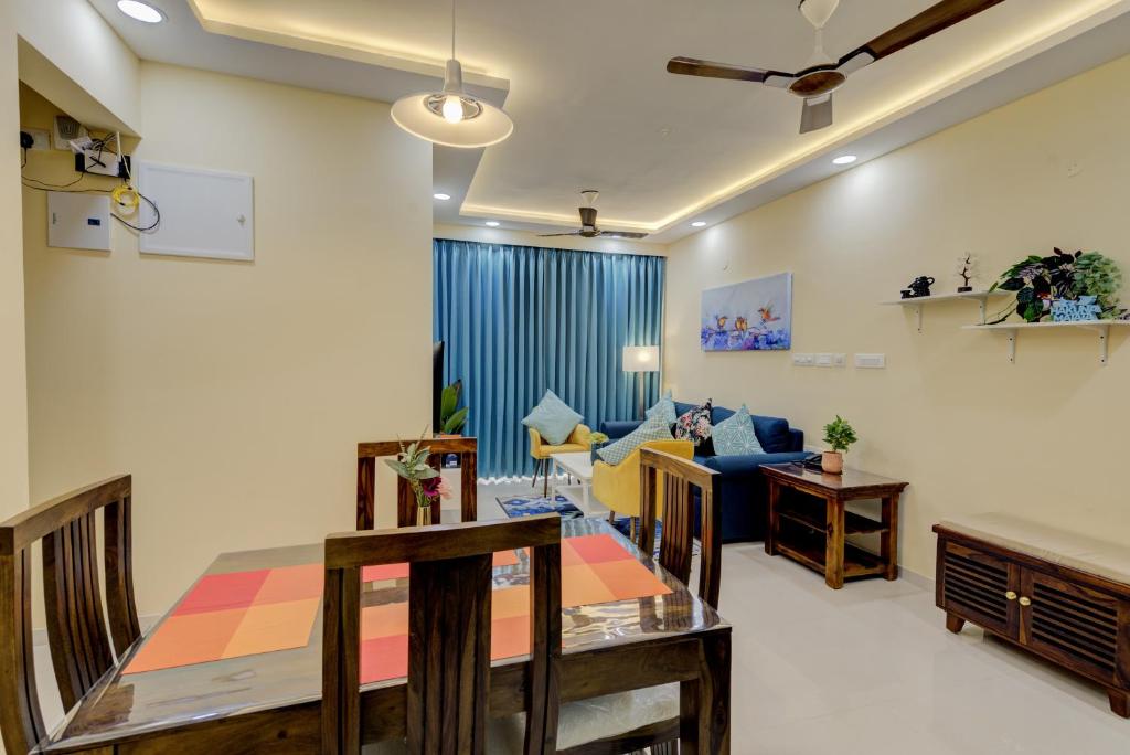 Posezení v ubytování Luxe 2BHK 10min from GOI airport with Pool access
