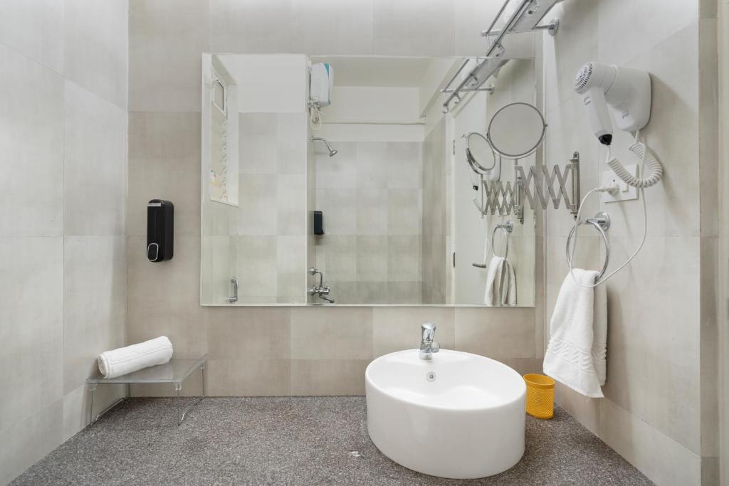 Koupelna v ubytování Luxe 2BHK 10min from GOI airport with Pool access