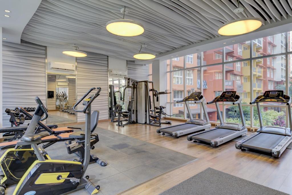 Fitness centrum a/nebo fitness zařízení v ubytování Luxe 2BHK 10min from GOI airport with Pool access