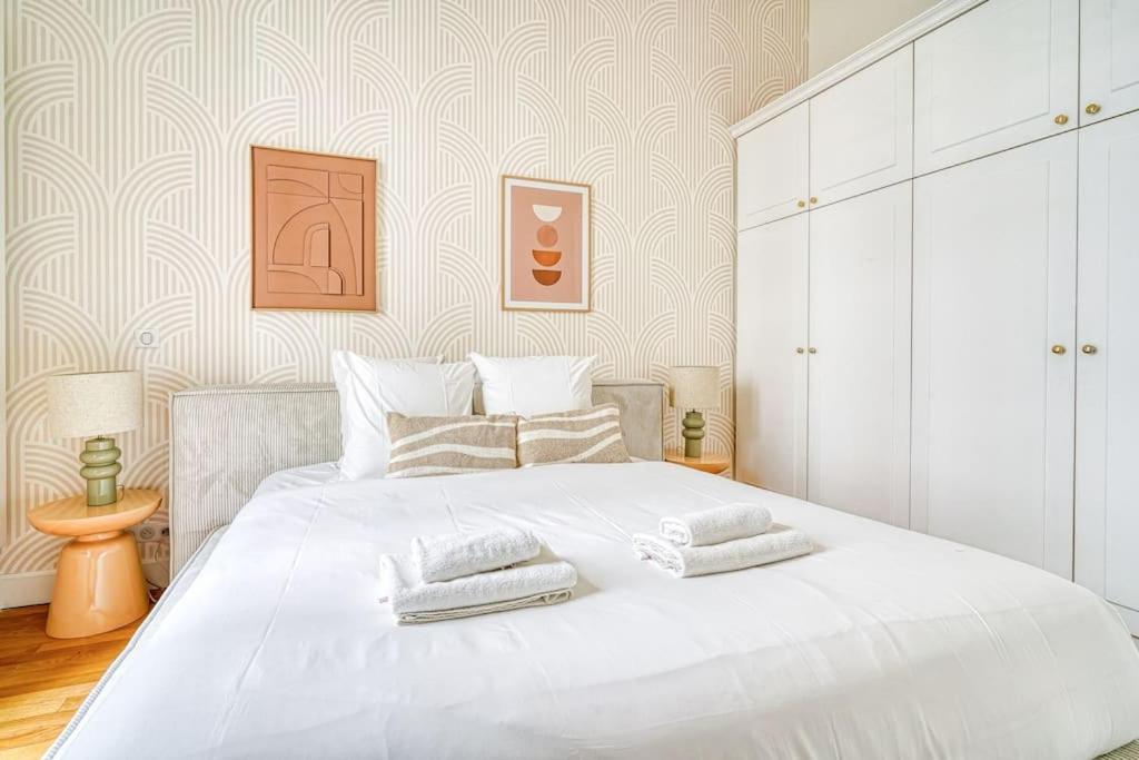 Una cama o camas en una habitaci&oacute;n de Appartement Luxueux au c&oelig;ur de Paris
