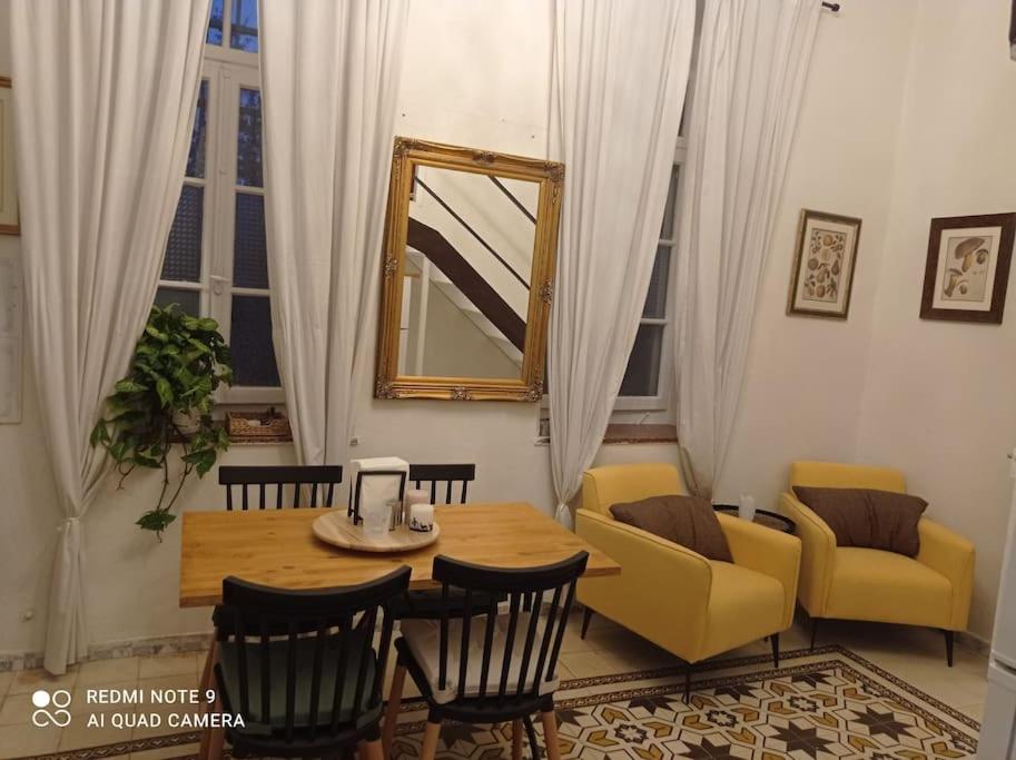 a dining room with a table and chairs and a mirror at הפינה היפה ליד החומות in Jerusalem