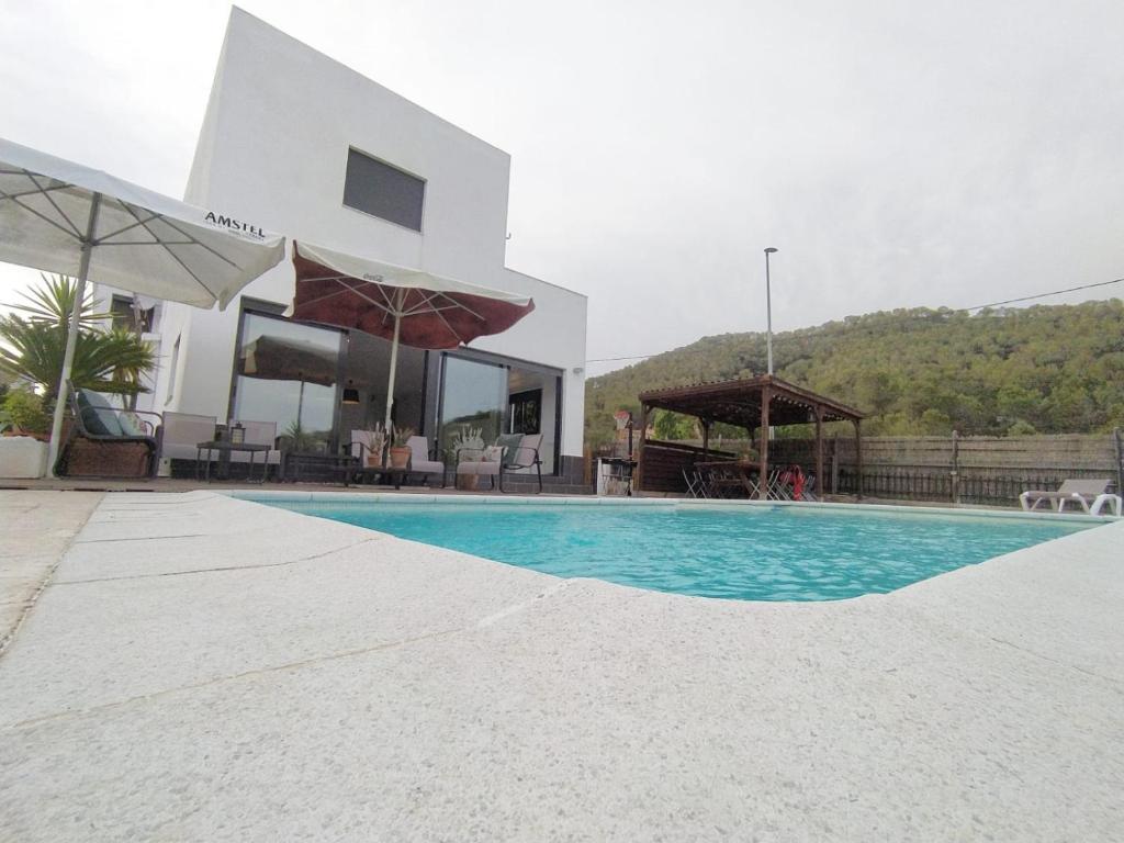 una piscina frente a una casa en Villa Franz House Casa Principal, en Canyelles