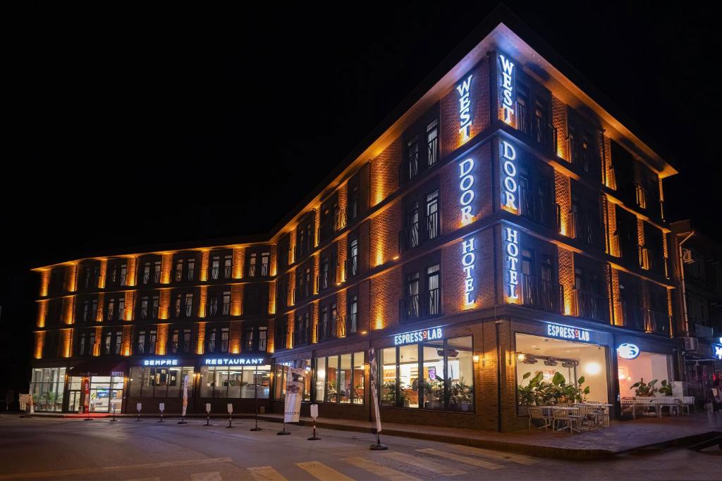 un edificio con luces azules en el lateral. en WestDoor Hotel en Edirne