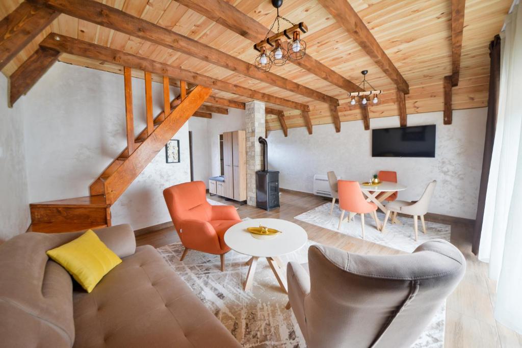- un salon avec un canapé et une table dans l'établissement Lux Villas Zabljak, à Žabljak