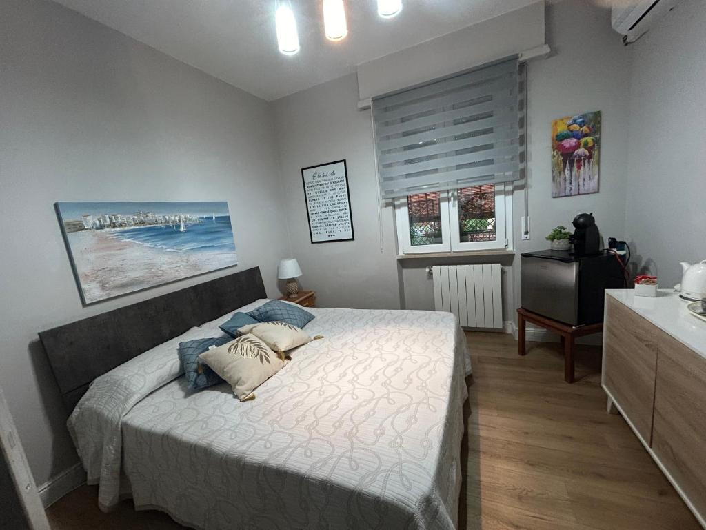 - une chambre avec un lit et une télévision dans l'établissement ART HOUSE, à Nuoro