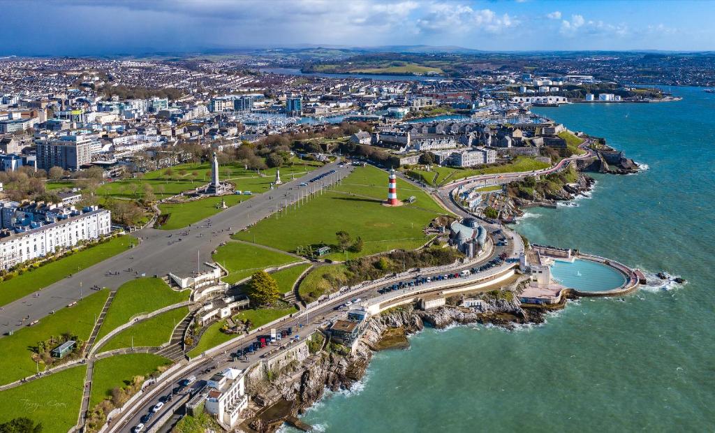 uma vista aérea de uma cidade ao lado da água em Imperial Plymouth em Plymouth