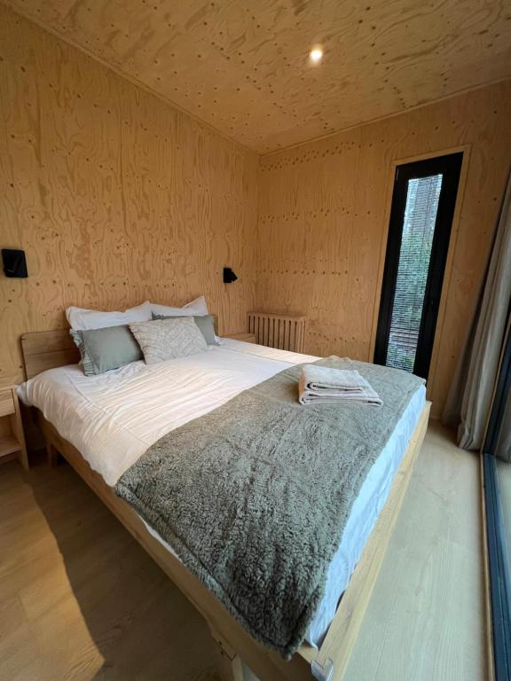 Postel nebo postele na pokoji v ubytování Taiga tiny house