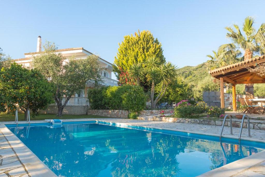 una piscina frente a una casa en Villa Lilly, en Tragaki