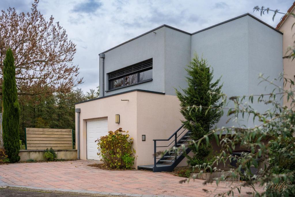 une maison avec une fenêtre au-dessus dans l'établissement O'Kub du Ried, à Rossfeld