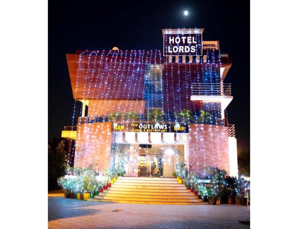 デヘラードゥーンにあるHotel lords,Dehradunのクリスマスライトが目の前にあるホテル
