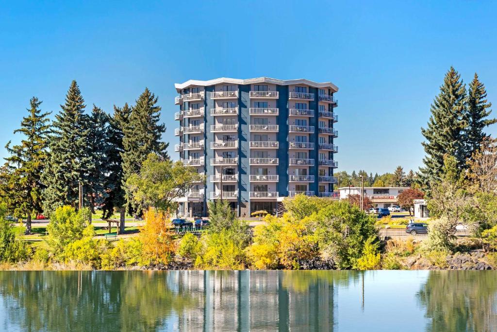 a large apartment building next to a lake at Comfort Suites Idaho Falls in Idaho Falls
