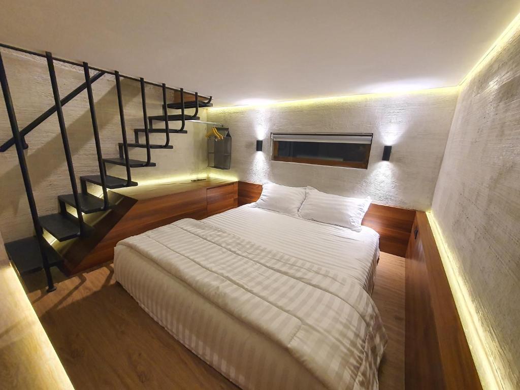 Tempat tidur dalam kamar di New Golden Clouds - Non Smoking Homestay