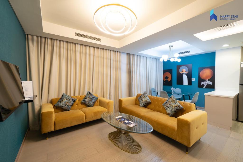 salon z 2 kanapami i stołem w obiekcie Modern 3BR Villa, DAMAC Hills 2 w Dubaju