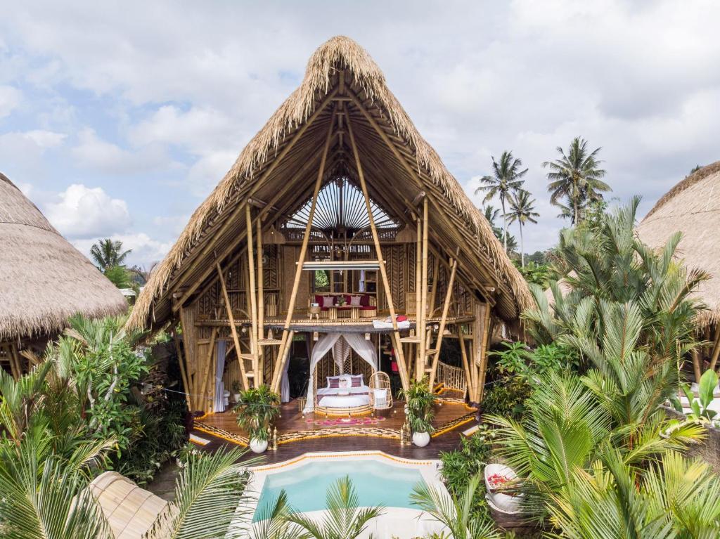 Selat的住宿－Magic Hills Bali - Magical Eco-Luxury Lodge，享有带游泳池的度假村的空中景致