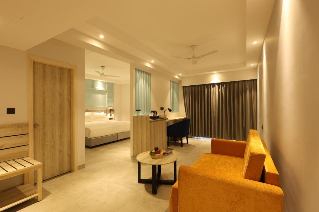 Postel nebo postele na pokoji v ubytování Ramada by Wyndham Goa Arpora