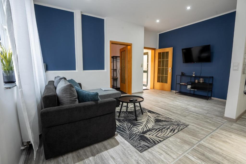 ein Wohnzimmer mit einem Sofa und einem Tisch in der Unterkunft MIRA StudioApartments NEU in Castrop-Rauxel