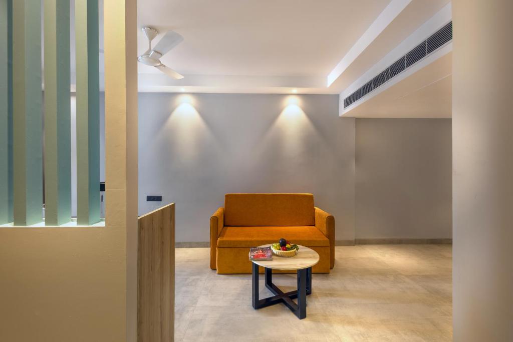 Posezení v ubytování Ramada by Wyndham Goa Arpora