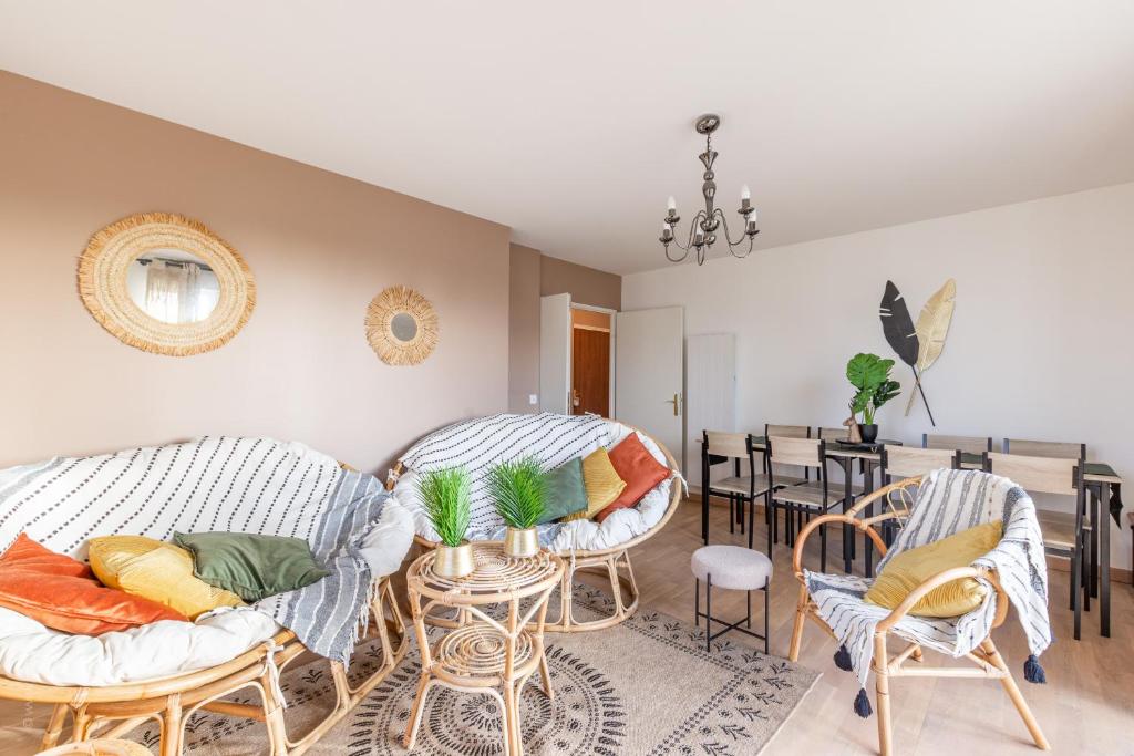 een woonkamer met 2 stoelen en een tafel bij Luxe Flat for 7 - Fairytale Factory in Bussy-Saint-Georges