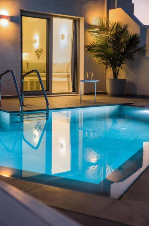 Bazén v ubytování Makrikythera Luxury Suites - Private Pool or Hot Tub Suites nebo v jeho okolí