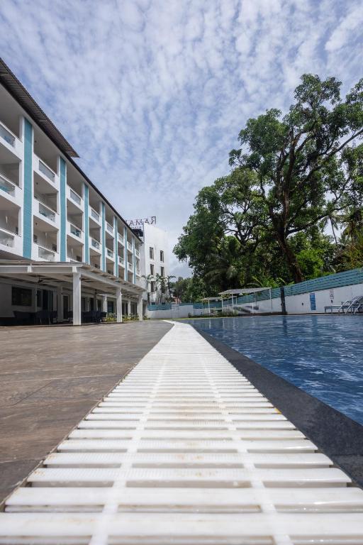 Bazén v ubytování Ramada by Wyndham Goa Arpora nebo v jeho okolí