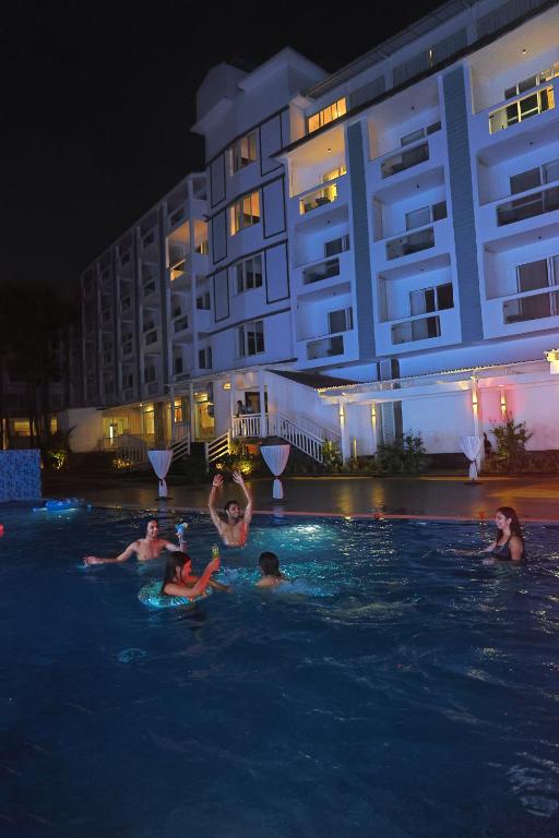 Bazén v ubytování Ramada by Wyndham Goa Arpora nebo v jeho okolí