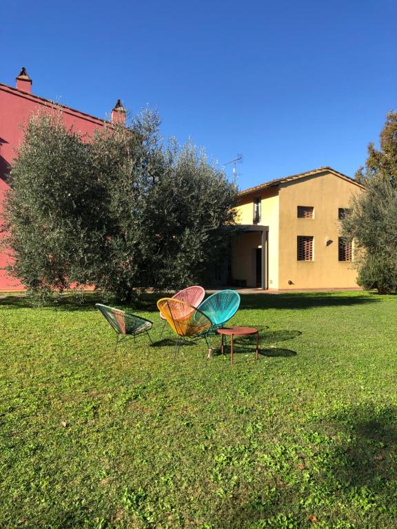 dos sillas sentadas en el césped en un patio en Fienile San Giusto, en Empoli