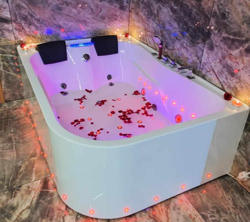 a bath tub filled with blood in a room at Karczma u Jana in Kuczów