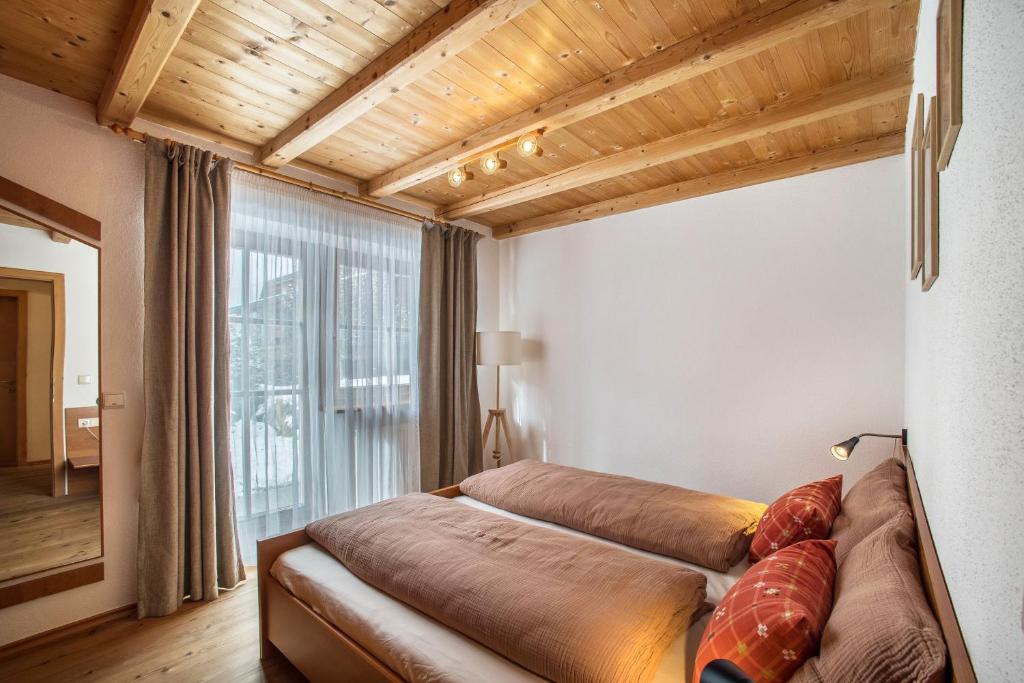 uma sala de estar com um sofá e uma grande janela em Mountain Lodge Antholz em San Giuseppe in Anterselva