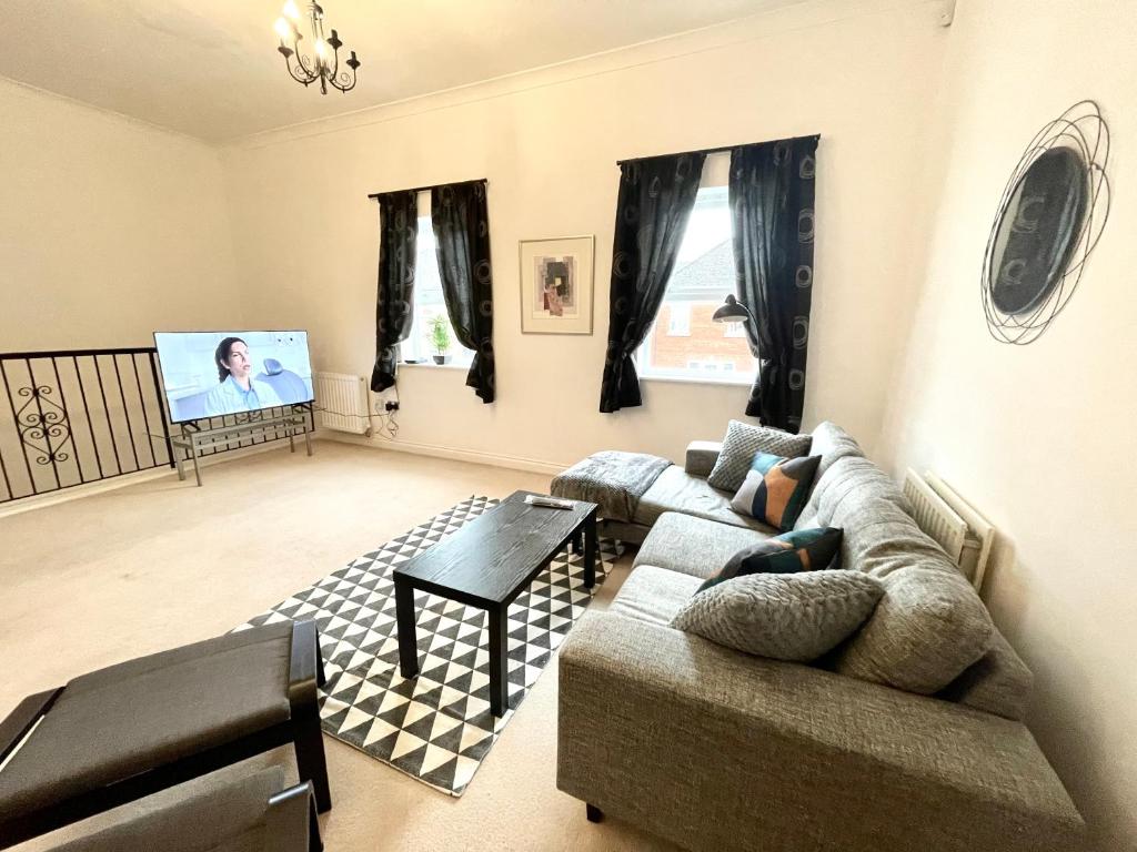 een woonkamer met een bank en een tafel bij Spacious & Quiet, a perfect base in Bishops Stortford