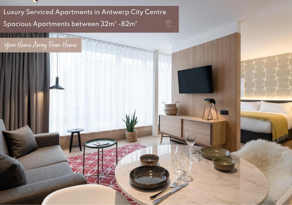安特卫普PREMIER SUITES Antwerp的带沙发和桌子的客厅