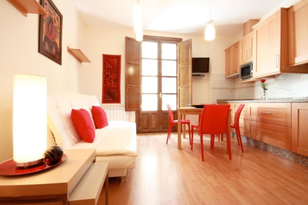 格拉納達的住宿－Holiday Granada Plaza Nueva，客厅配有白色沙发和红色椅子