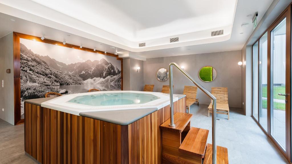 a large bathroom with a jacuzzi tub at Zakopiańskie Apartamenty, Sun & Snow in Zakopane