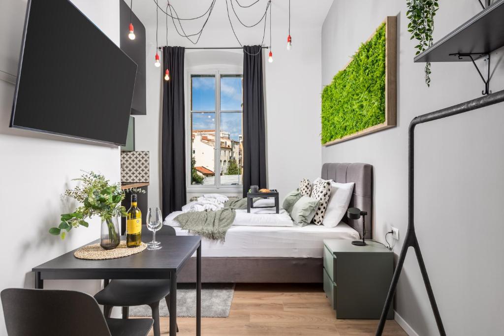 una sala de estar con un sofá y una mesa en Apartments & rooms ONE WORLD, en Rijeka