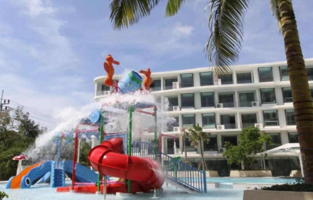 um parque aquático com um escorrega aquático em frente a um edifício em Water park Rawai Beach 200m Nai Han king bedroom em Praia de Rawai
