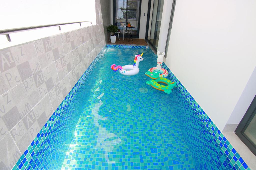 una piscina con dos juguetes en el agua en Villa View Biển Bãi Dâu - Đi Bộ Ra Biển 200 Met, en Vung Tau