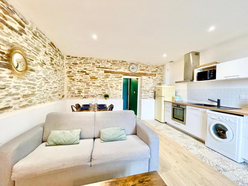ein Wohnzimmer mit einem Sofa in der Küche in der Unterkunft Nantes - Le Bellamy - Authentique - Proche Centre Ville in Nantes