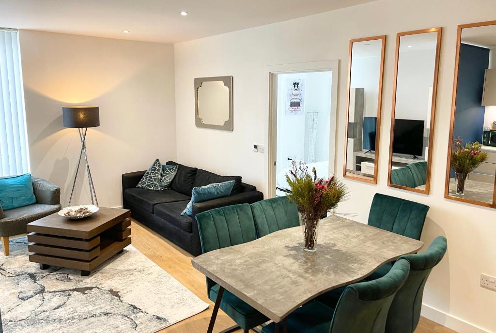 uma sala de estar com um sofá e uma mesa em Urban Gateway Spacious Apartment with free parking em Bracknell
