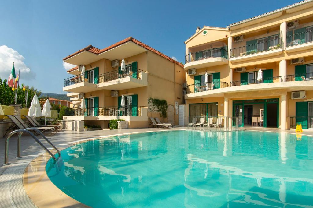 una gran piscina frente a un hotel en Konstantinos Hotel & Apartments 2, en Nydri