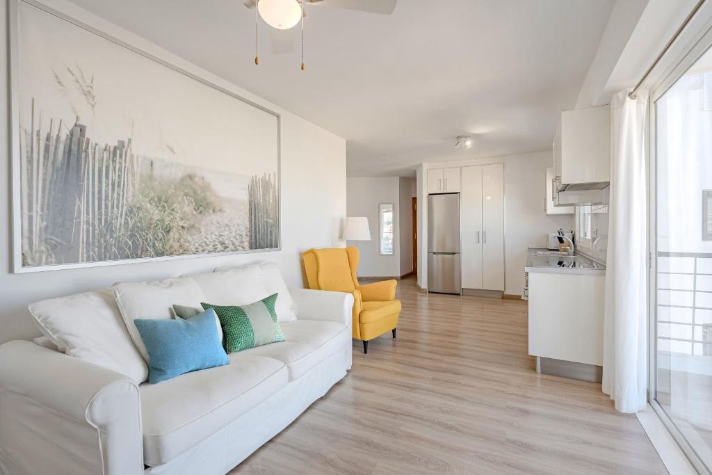 ロス・クリスティアーノスにあるESTRELLA 1A021のリビングルーム(白いソファ、黄色い椅子付)