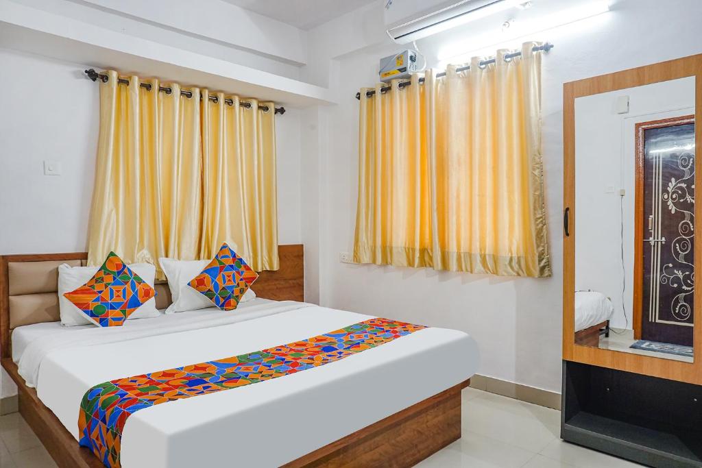 - une chambre avec un grand lit et une télévision dans l'établissement FabHotel Lake View, à Pune