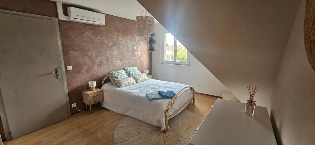 ein kleines Schlafzimmer mit einem Bett und einem Fenster in der Unterkunft My Cosy Room in Hoenheim