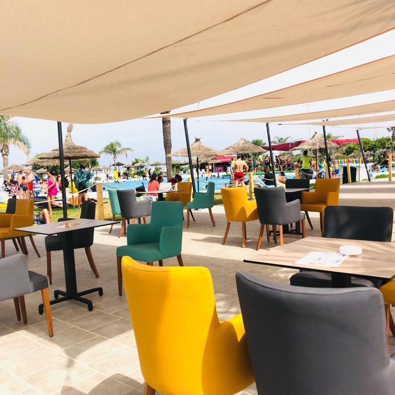Restaurace v ubytování L'escale Appart-hôtel By 7AV HOTELS