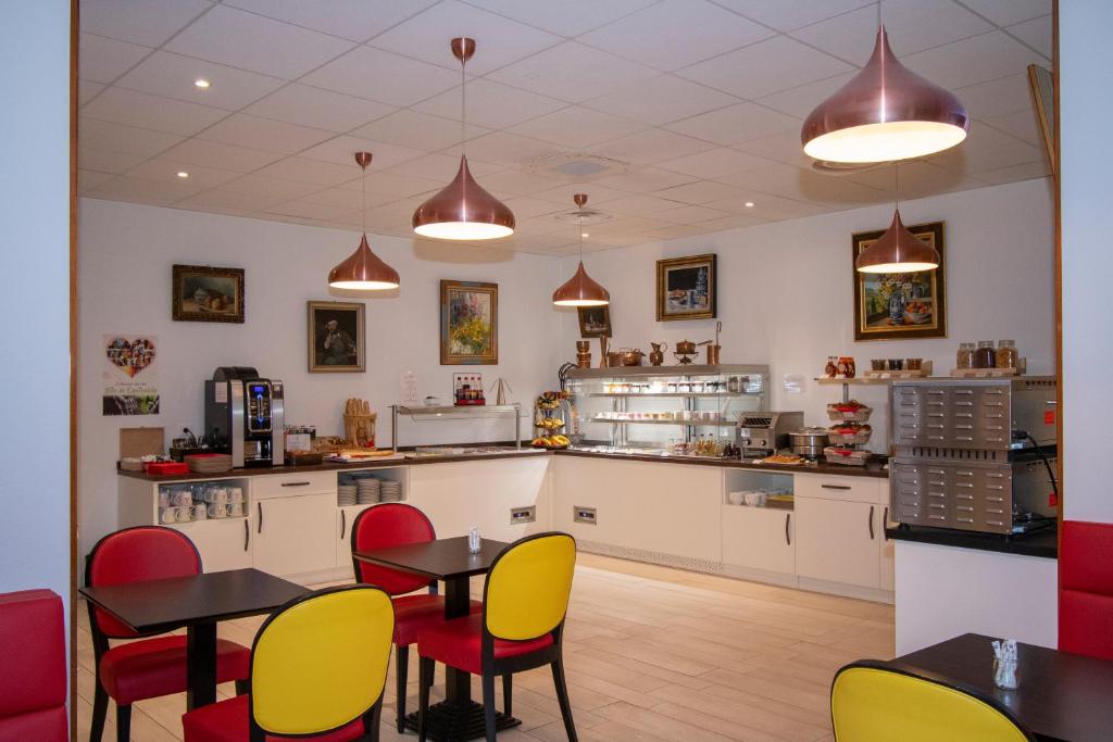 Příslušenství pro přípravu čaje a kávy v ubytování K Hotel