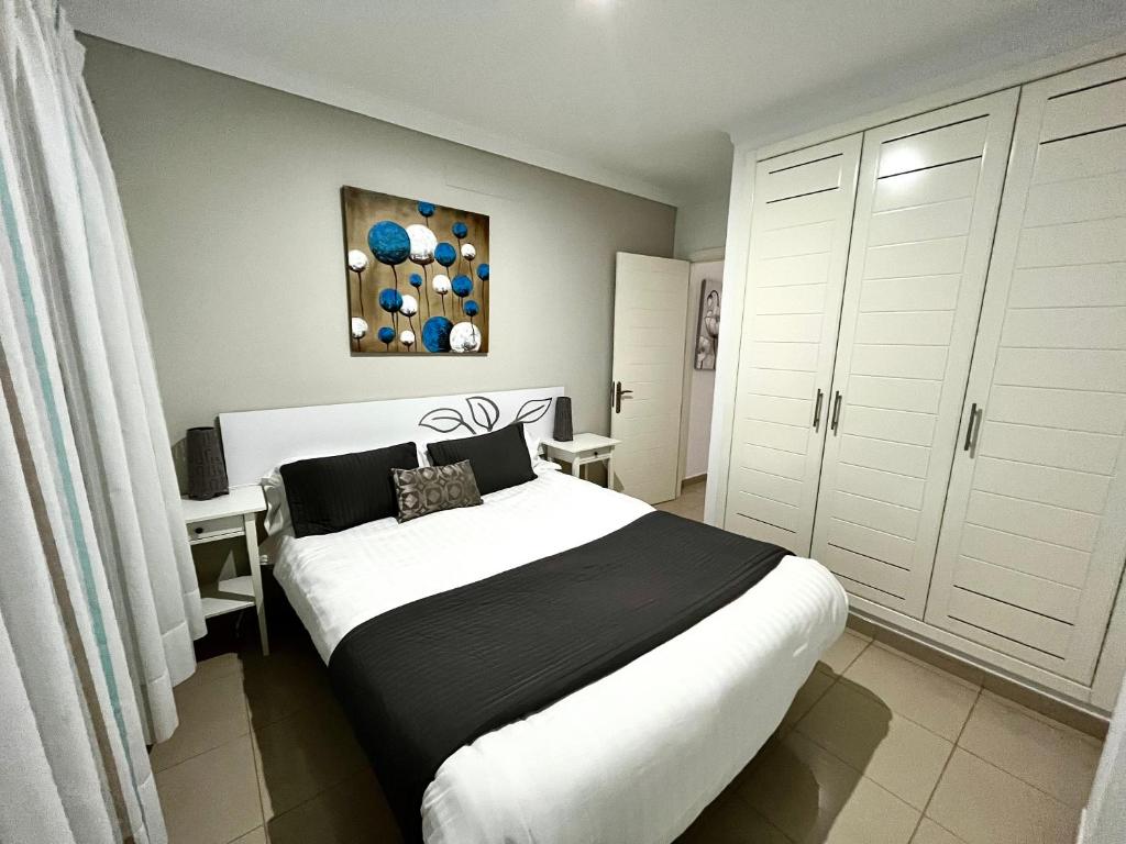 莫甘海灘的住宿－COSTA AZUL APARTMENTS - 2B，一间卧室,卧室内配有一张大床