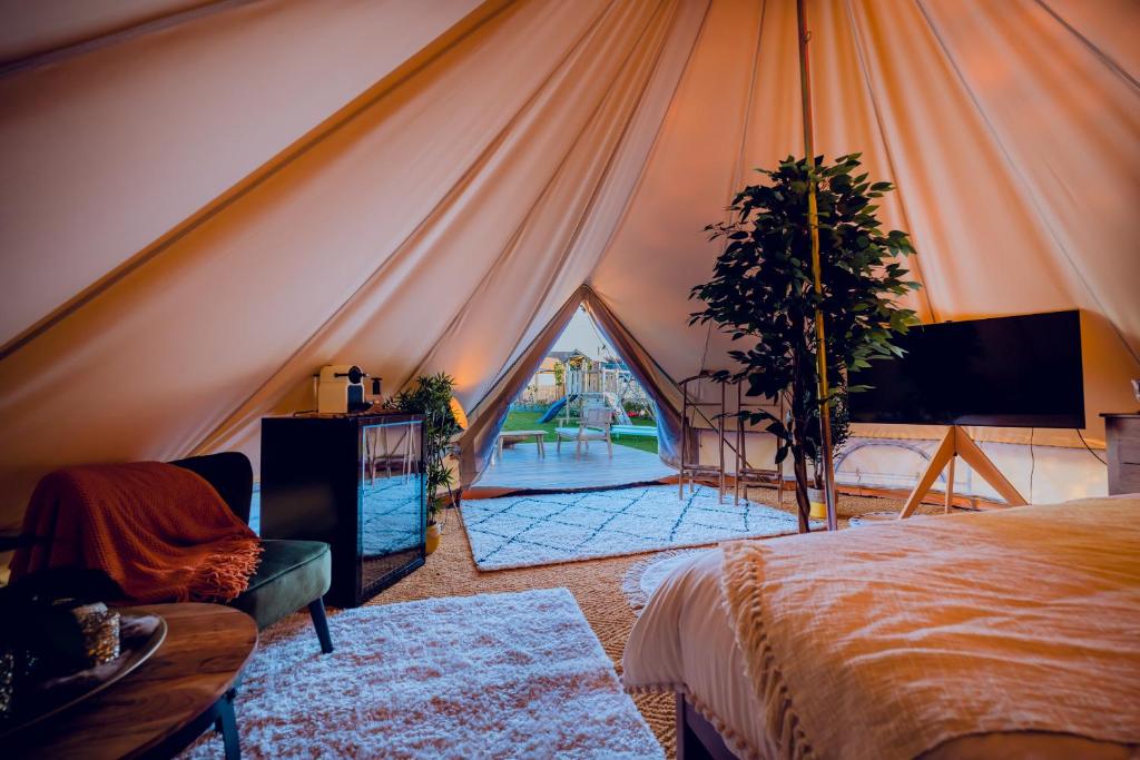 um quarto com uma tenda com uma grande janela em Wellness summa pace AERE em Berlare
