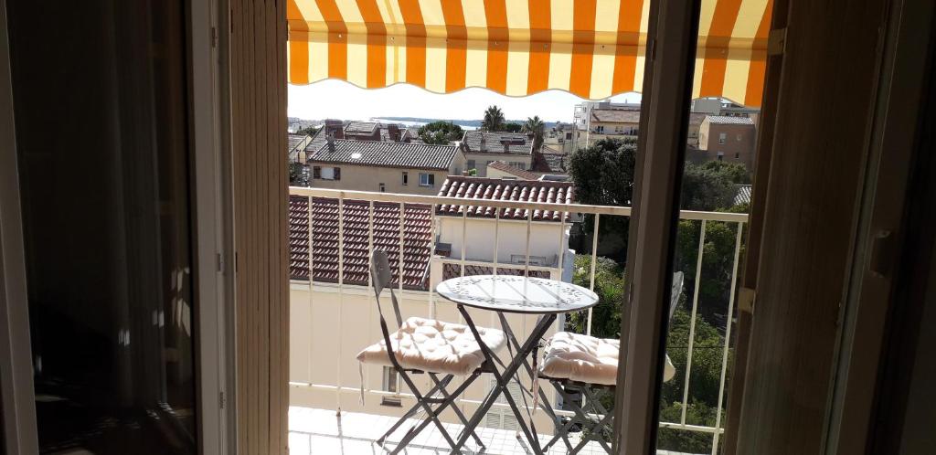 - une vue sur une table et des chaises depuis la fenêtre dans l'établissement Joli appartement vue sur mer, à Cannes