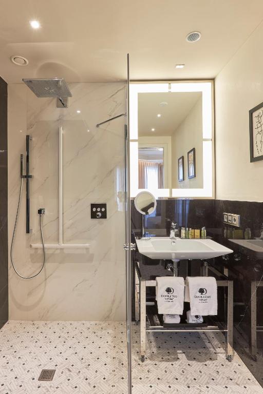 DoubleTree By Hilton A Coruña - King Room - Mobility Accessible