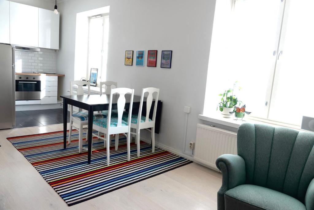 una sala da pranzo con un tavolo e due sedie di Charming city studio a Tampere